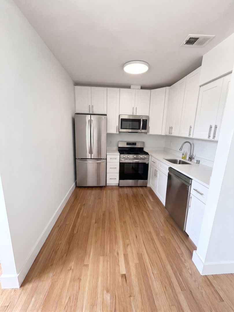 937 W Cornelia Ave  - 205, Chicago, IL 60657
